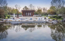 　　“離繁華不遠(yuǎn)，離自然最近。”北京萬科觀承別墅是一座山水庭園，被收藏在觀承別墅區(qū)中央公園之核心區(qū)，很多初次來到這座庭院的客人都會用“遇見意外之境”來形容對她的第一感受?；仡櫿麄€造園的歷程，觀承的故事一點一滴仍歷歷在目，她也終于以最美的姿態(tài)承現(xiàn)于世人眼前。